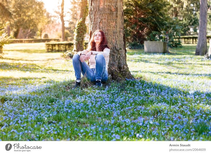 Porträt auf Blumenwiese Lifestyle Stil Freude Glück Gesundheit Leben harmonisch Wohlgefühl Zufriedenheit Sinnesorgane Erholung ruhig Meditation Duft Mensch