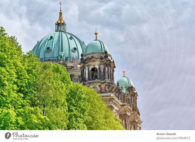 Berliner Dom Umwelt Gewitterwolken Frühling Sommer Klima Pflanze Baum Hauptstadt Stadtzentrum Kirche Palast Park Architektur Fassade Dach Sehenswürdigkeit