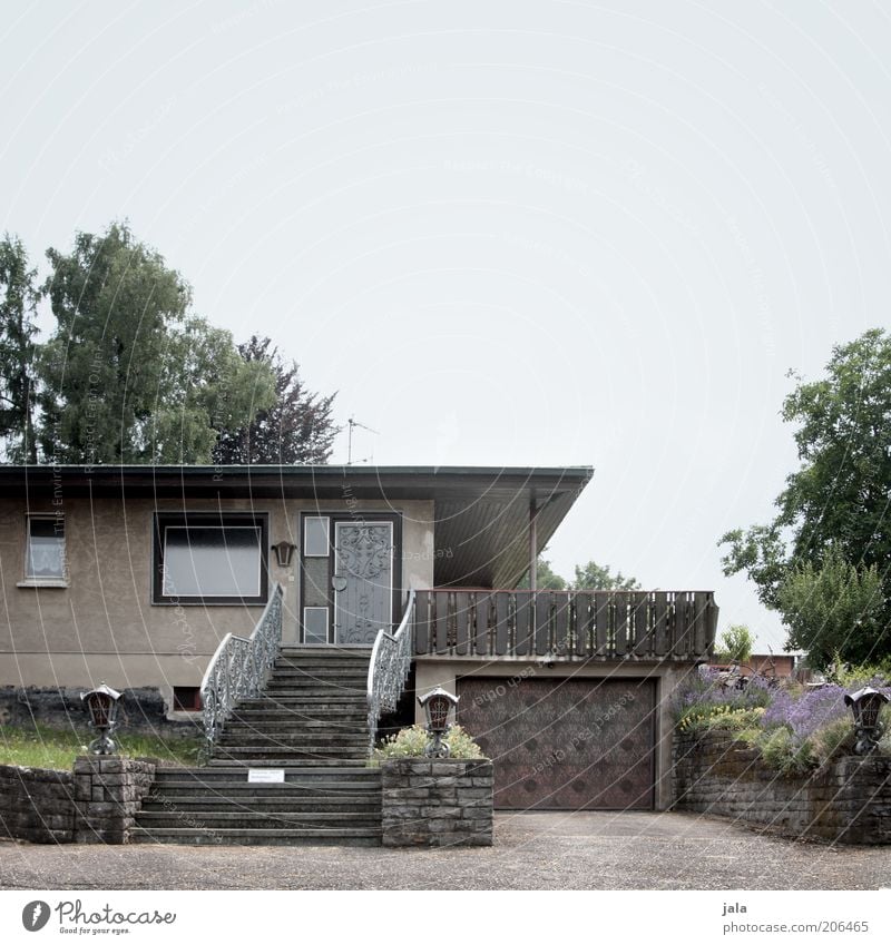 Bungalow Haus Garten Pflanze Baum Sträucher Einfamilienhaus Bauwerk Gebäude Architektur Treppe Terrasse Farbfoto Außenaufnahme Menschenleer Textfreiraum oben