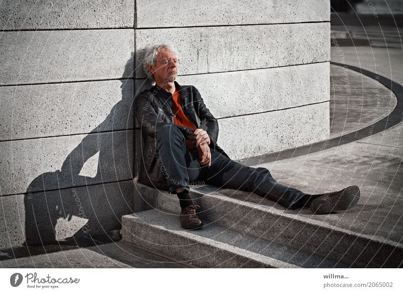 Im Schatten seiner selbst Mann Brille weißhaarig Locken sitzen ausruhen Pause Erholung Betonwand maskulin Mensch Erwachsene urban ausruhend Ausweglosigkeit