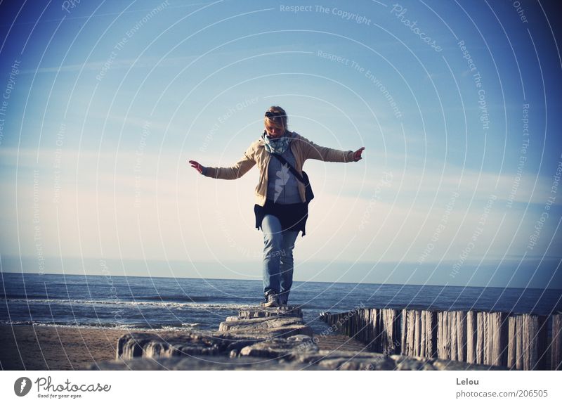 bird´s eye view Junge Frau Jugendliche Glück Außenaufnahme Farbfoto Vignettierung Gleichgewicht Holzpfahl Wellen Schönes Wetter Himmel Jacke Handtasche