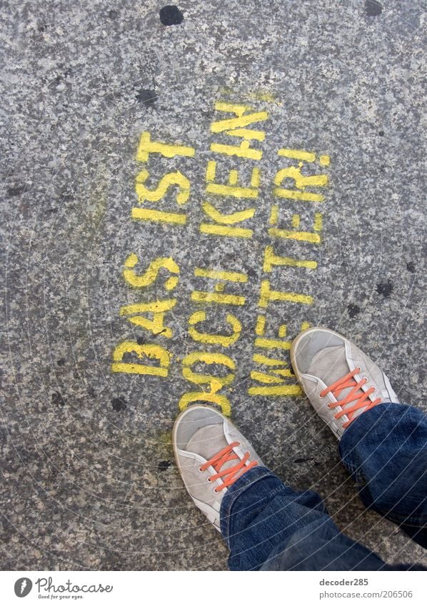 Das ist doch kein Wetter! Stil Mensch Fuß 1 Straße Jeanshose Schuhe Turnschuh Stein Zeichen Schriftzeichen Schilder & Markierungen Graffiti stehen authentisch