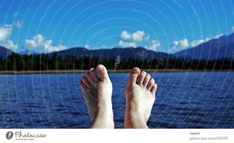 relax Mensch Fuß Zehen Zehennagel 1 Schwimmen & Baden Berge u. Gebirge Wasser See Seeufer Wolken Wolkenhimmel Baum Sommer Erholung blau Ferien & Urlaub & Reisen