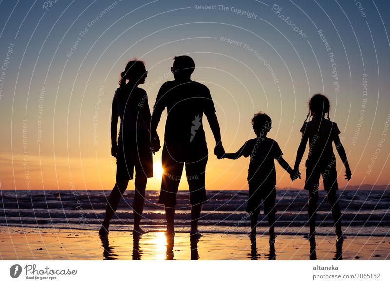 Silhouette der glücklichen Familie Lifestyle Freude Freizeit & Hobby Spielen Ferien & Urlaub & Reisen Ausflug Abenteuer Freiheit Sommer Sonne Strand Meer Sport