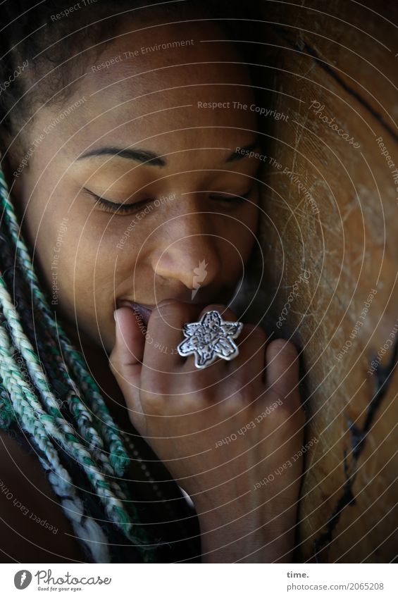 . feminin Frau Erwachsene 1 Mensch Baum Schmuck Haare & Frisuren langhaarig Rastalocken Afro-Look Erholung Lächeln träumen dunkel kuschlig schön Wärme