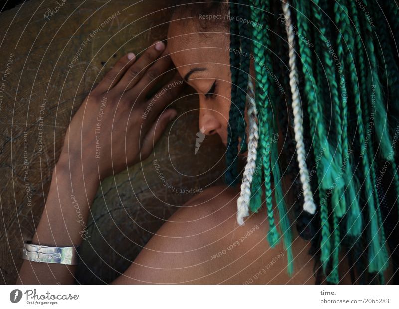 . feminin Frau Erwachsene 1 Mensch Baum Schmuck Armreif Haare & Frisuren schwarzhaarig langhaarig Rastalocken Afro-Look Erholung träumen außergewöhnlich dunkel