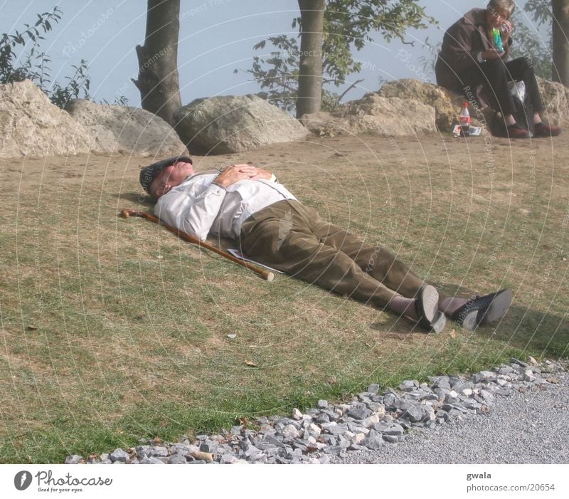 ein päuschen Farbfoto Außenaufnahme Tag Ausflug wandern Mensch maskulin Mann Erwachsene Großvater Senior 1 60 und älter Mütze alt Erholung genießen liegen