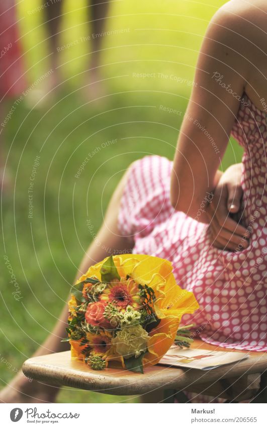 Entscheidung Mensch feminin Junge Frau Jugendliche 1 Blumenstrauß sitzen gelb grün rosa weiß Zufriedenheit Farbfoto Außenaufnahme Nahaufnahme Textfreiraum links