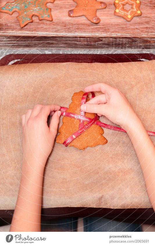 Weibliche Hände, die gebackenen Weihnachtslebkuchen mit Band binden Dekoration & Verzierung Feste & Feiern Weihnachten & Advent Mensch Frau Erwachsene Hand 1