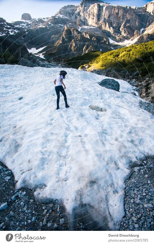 Auf dünnem Eis Ferien & Urlaub & Reisen Abenteuer Expedition Berge u. Gebirge wandern feminin 1 Mensch Natur Landschaft Frühling Sommer Herbst Winter