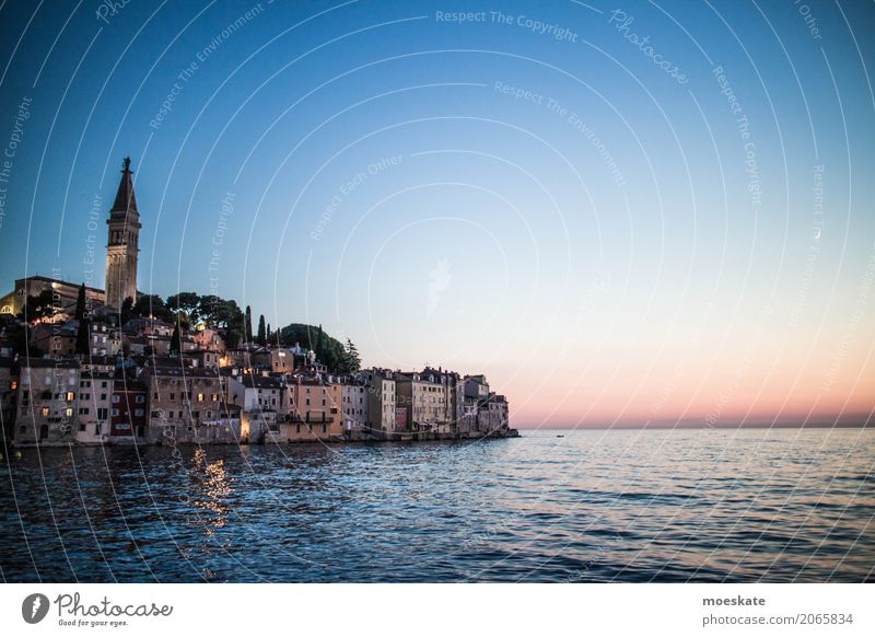 Rovinj Sonnenuntergang Dorf Fischerdorf Kleinstadt Stadtzentrum Altstadt Haus Kirche Gebäude blau Meer Mittelmeer Kroatien Istrien Küste Europa Farbfoto