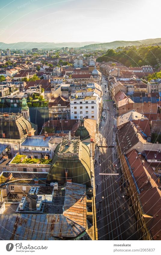 Zagreb, Kroatien Stadt Hauptstadt Stadtzentrum Altstadt Fußgängerzone bevölkert Haus Gebäude Fassade Europa Osteuropa Abenddämmerung Farbfoto Gedeckte Farben