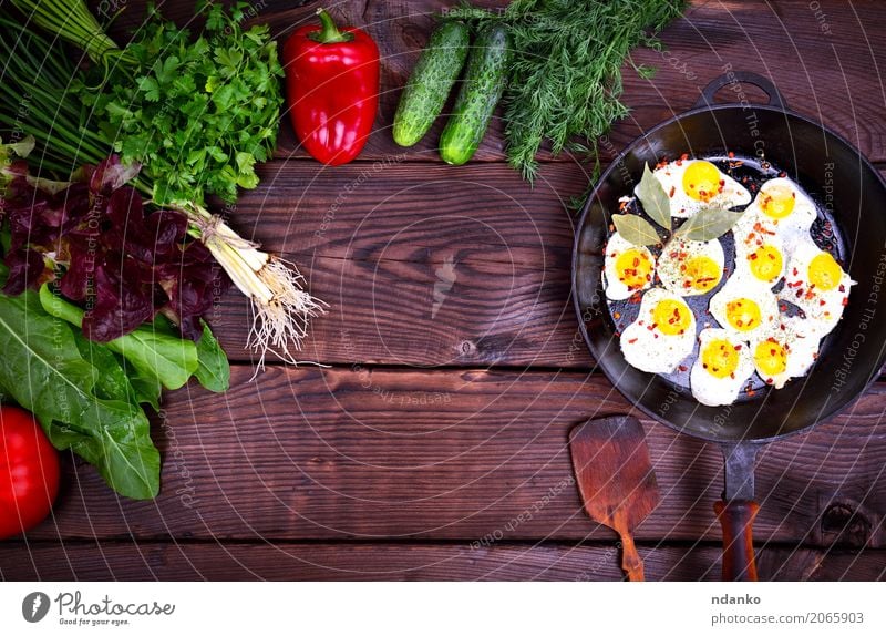 Gebratene Wachteleier Kräuter & Gewürze Frühstück Mittagessen Abendessen Pfanne Küche Restaurant Holz Essen frisch natürlich oben braun grün rot Tradition