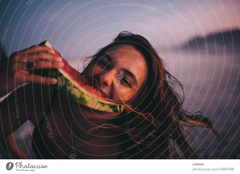 Frau, die Wassermelone auf Strand isst Lebensmittel Frucht Ernährung Essen Lifestyle Freude Ferien & Urlaub & Reisen Sommer Mensch feminin Junge Frau