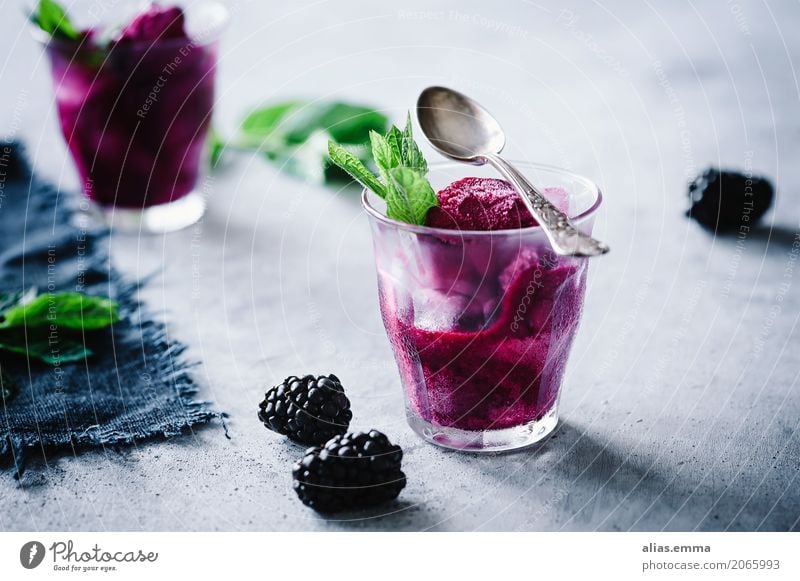 Brombeer-Sorbet Brombeeren Eis Speiseeis Frucht Dessert Sommer violett Beeren Minze rezept Essen zubereiten Erfrischung kalt gefroren Lebensmittel