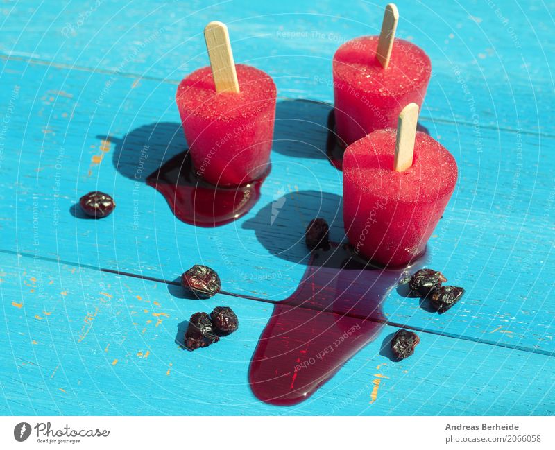 Eis am Stiel Speiseeis Süßwaren Sommer lecker süß berry cold cranberries freeze fresh fruit fruity garden homemade Lollipop organic pops popsicle raspberry red