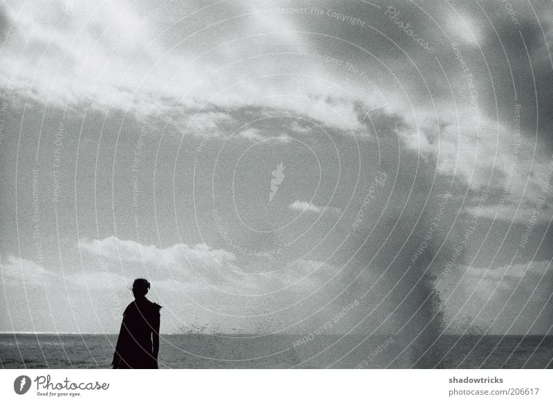 Mensch und Natur Ferne Freiheit Sommer Meer 1 Umwelt Landschaft Wasser Wassertropfen Himmel Wolken Horizont Wind Sturm Schwarzweißfoto Außenaufnahme Licht