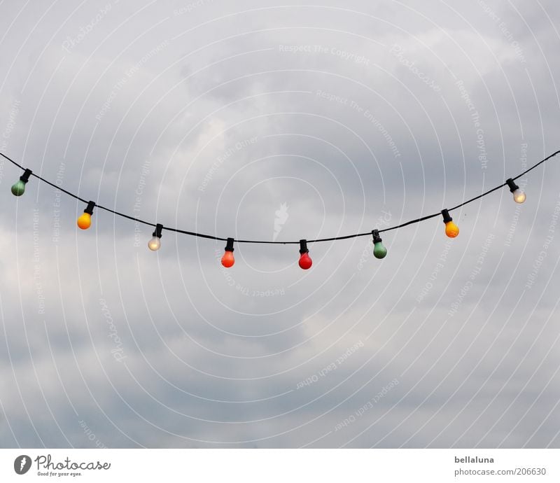 Mir geht 'ne Lichterkette auf. Wolken hell schön Beleuchtung Beleuchtungselement mehrfarbig aufgereiht Reihe hängend Farbfoto Außenaufnahme Tag