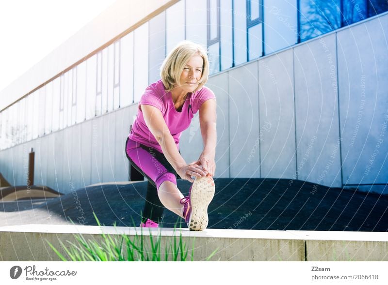 und ein letztes Mal Lifestyle Sport Fitness Sport-Training Frau Erwachsene 45-60 Jahre Sonne Sonnenlicht Sommer Schönes Wetter Stadt Turnschuh blond festhalten