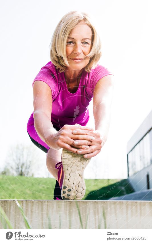 immer in Bewegung bleiben Freizeit & Hobby Sport Fitness Sport-Training Frau Erwachsene 45-60 Jahre Sonnenlicht Sommer Schönes Wetter Stadt Turnschuh blond