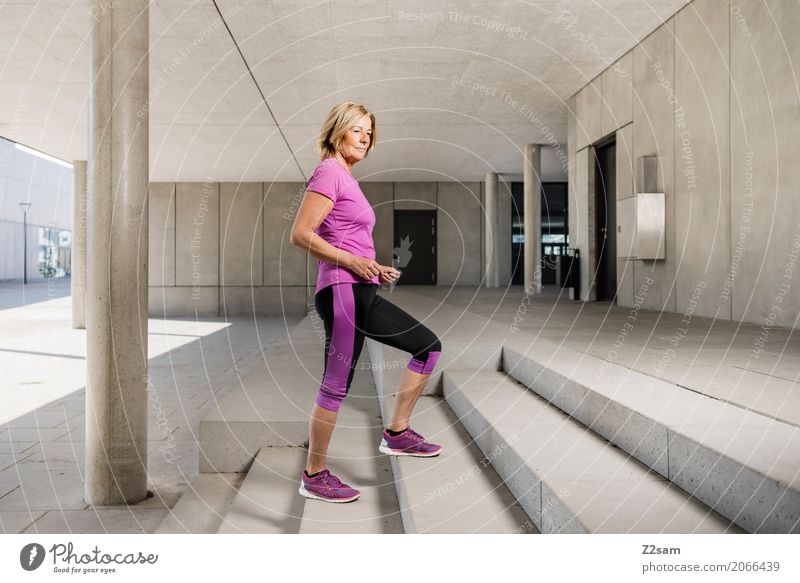 stylerin elegant Stil Sport Fitness Sport-Training Frau Erwachsene Weiblicher Senior 45-60 Jahre Stadt Architektur Mode blond Lächeln stehen sportlich Coolness