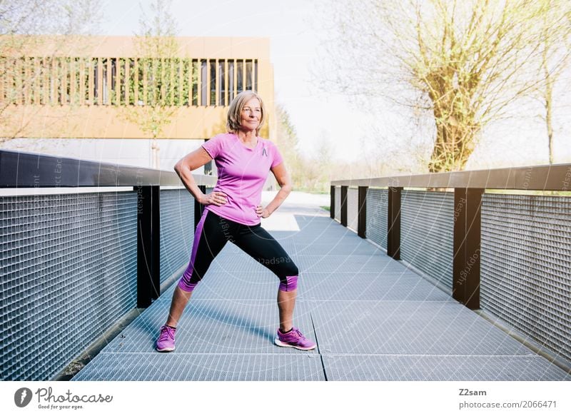 stretching Lifestyle Freizeit & Hobby Fitness Sport-Training Dehnübung Frau Erwachsene Weiblicher Senior 60 und älter Sonne Sonnenlicht Sommer Schönes Wetter