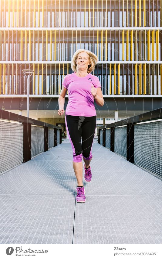 Running, always running Lifestyle Freizeit & Hobby Sport Fitness Sport-Training Joggen Frau Erwachsene Weiblicher Senior 60 und älter Stadt Brücke Architektur