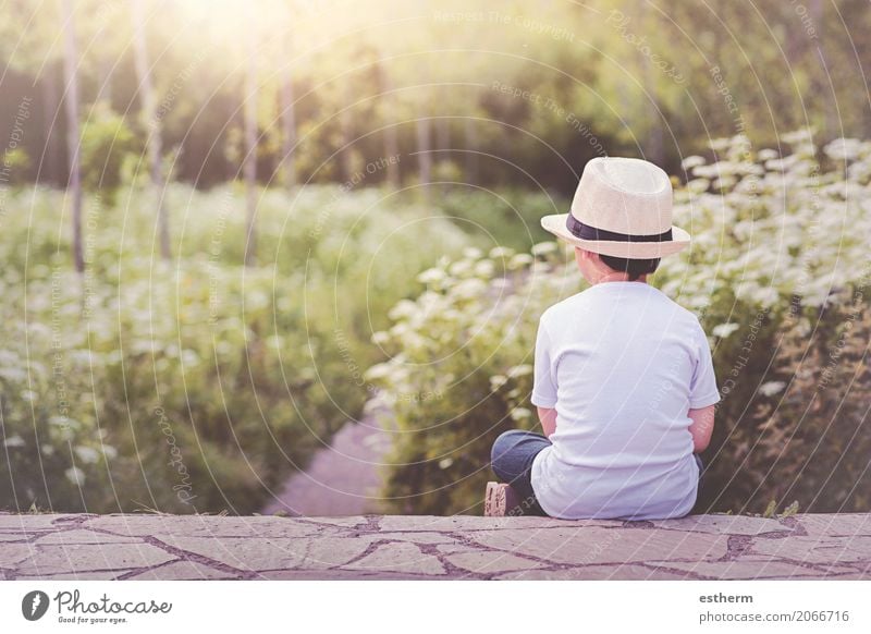 Nachdenkliches Kind Lifestyle Freude Abenteuer Freiheit Mensch maskulin Kleinkind Junge Kindheit 1 3-8 Jahre Natur Garten Park Hut Denken sitzen kuschlig