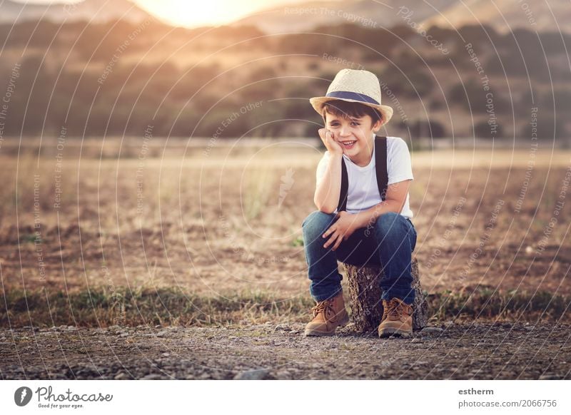 glückliches Kind Lifestyle Freude Kinderspiel Mensch maskulin Kleinkind Junge Kindheit 1 3-8 Jahre Natur Frühling Sommer Wiese Feld Hut Lächeln lachen