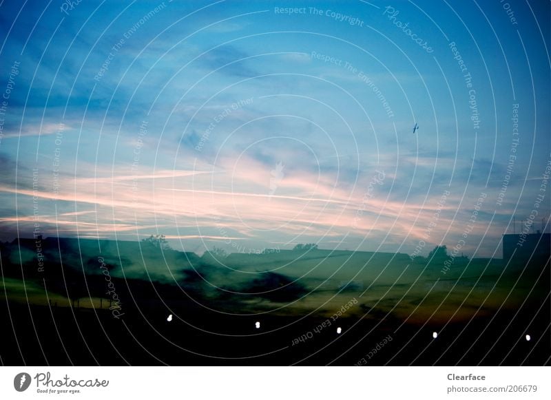 Stadtgrenze Landschaft Stadtrand Menschenleer außergewöhnlich blau schwarz Himmel dramatisch Wolken Farbfoto Außenaufnahme Experiment Abend Dämmerung