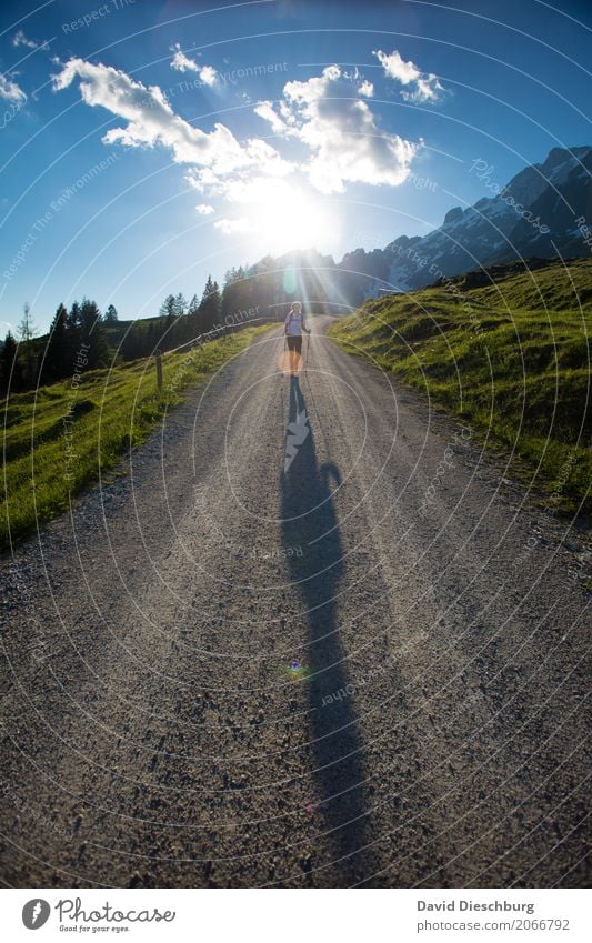 Bergab Ferien & Urlaub & Reisen Tourismus Ausflug Expedition Sommerurlaub Berge u. Gebirge wandern feminin 1 Mensch Natur Landschaft Himmel Wolken Frühling