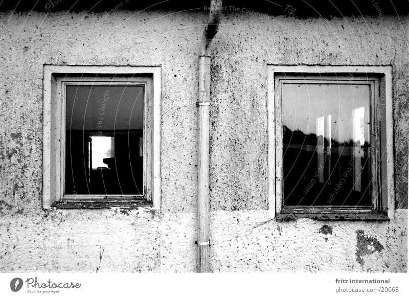 2Fenster Fassade dreckig Putz Regenrinne trist Durchblick Architektur Trauer Verzweiflung alt Riss Schwarzweißfoto