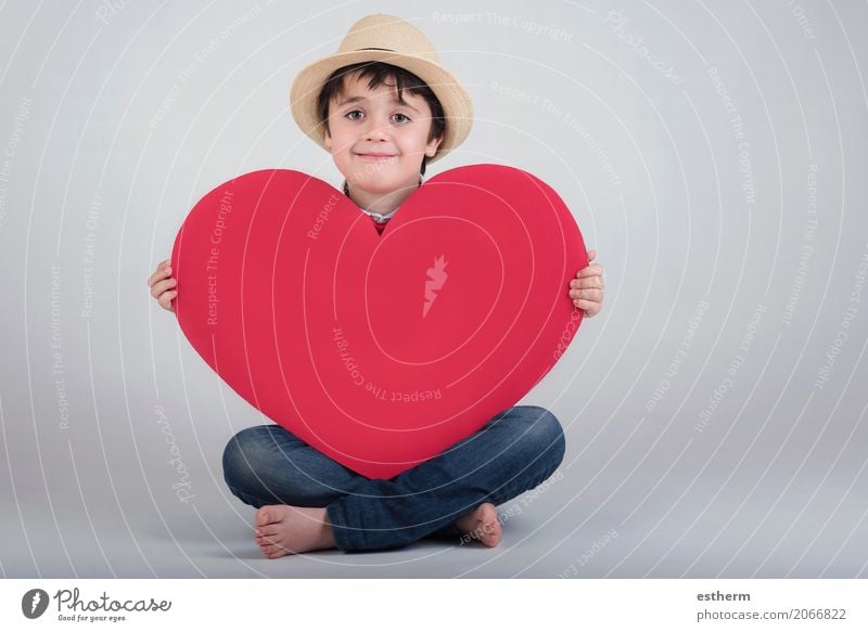 lächelnder Junge mit einem roten Herzen Lifestyle Freude Feste & Feiern Valentinstag Muttertag Mensch maskulin Kind Kleinkind Kindheit 1 3-8 Jahre Hut Küssen