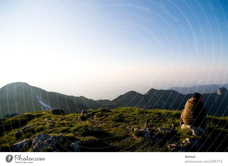 Warten auf die Nacht Mensch Rücken 1 Umwelt Natur Landschaft Urelemente Luft Himmel Horizont Sonne Sonnenaufgang Sonnenuntergang Sonnenlicht Sommer Klima