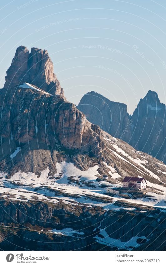 Chiuso Umwelt Natur Sonnenlicht Frühling Schönes Wetter Eis Frost Schnee Felsen Alpen Berge u. Gebirge Gipfel Schneebedeckte Gipfel Schlucht Hütte