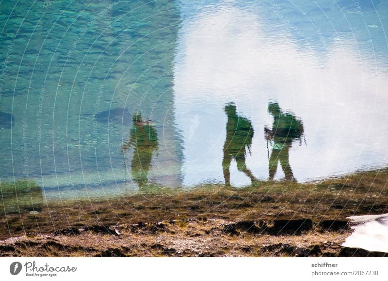 Himmelsstürmer Mensch Freundschaft 3 gehen wandern abstrakt See Seeufer Gebirgssee Berge u. Gebirge Küste Wolken Reflexion & Spiegelung Spiegelbild