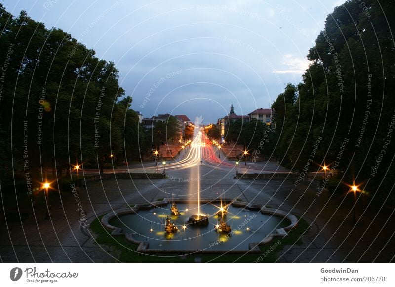 long exposure - wo bin ich? Wasser Verkehr leuchten Brunnen Wasserfontäne Licht Langzeitbelichtung Abend Abenddämmerung Springbrunnen Lichtstreifen Leuchtspur