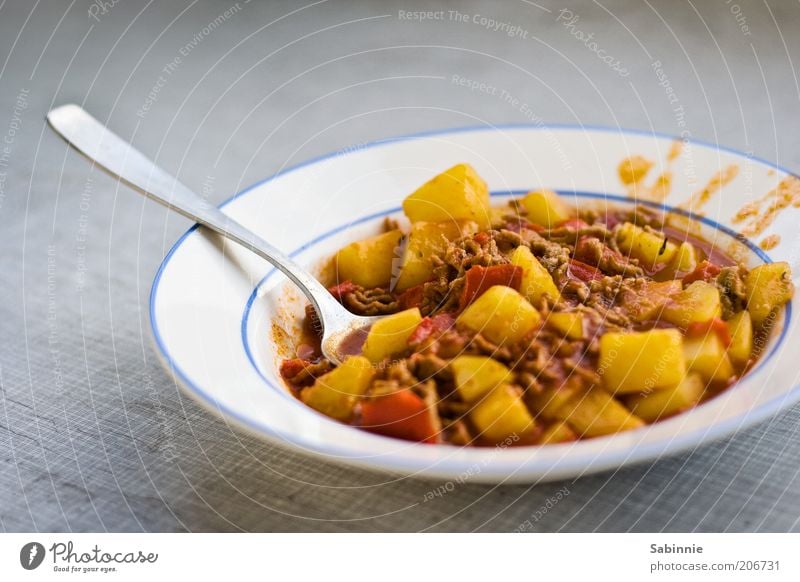 Jam jam jam Lebensmittel Fleisch Gemüse Suppe Eintopf Paprika Paprikawürfel Kartoffeln Hackfleisch Ernährung Mittagessen Abendessen Teller Besteck Löffel braun