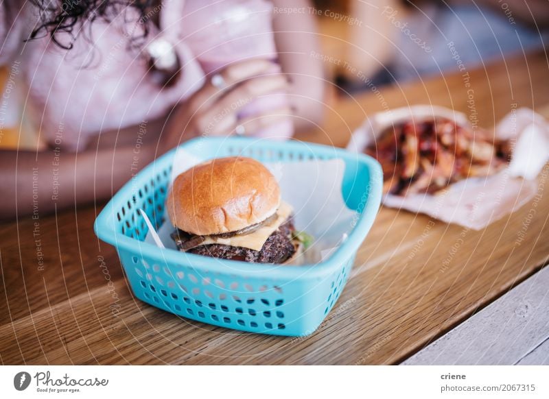 Nahaufnahme des Burgers und der Fischrogen im Restaurant Lebensmittel Fleisch Käse Brot Brötchen Essen Diät Fastfood Lifestyle Tisch Mensch feminin Frau