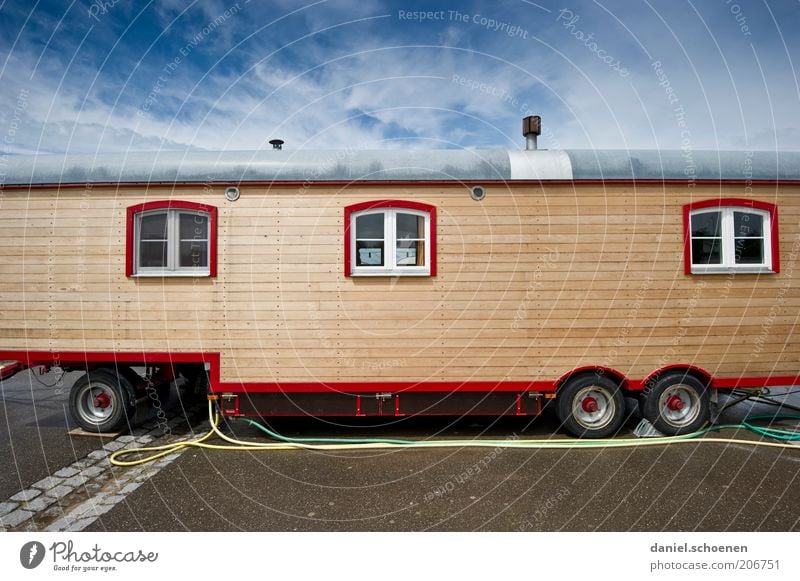 rolling home (FR 6/10) Häusliches Leben Wohnung Bewegung Freiheit Ferien & Urlaub & Reisen Wohnwagen Fernweh Zirkuswagen Fenster Farbfoto Weitwinkel Himmel