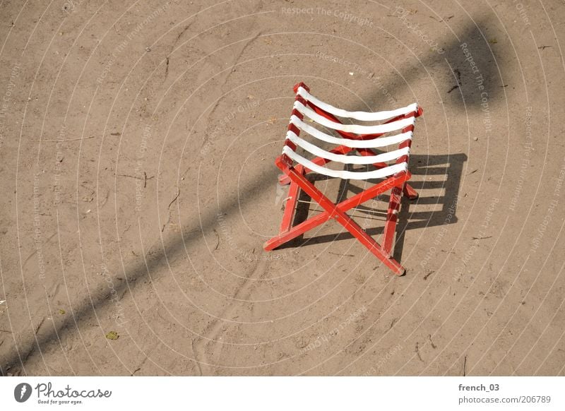 Stadturlaub Stuhl Sand Sonnenlicht Schönes Wetter Strand Holz braun rot weiß Zufriedenheit Erholung Ferien & Urlaub & Reisen Laterne Laternenpfahl Freiraum