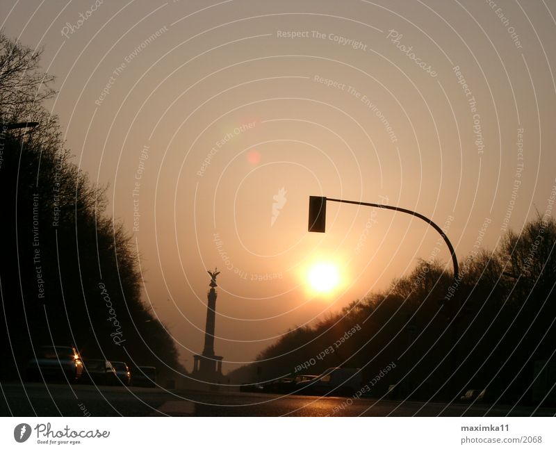 Berlin, 6:02 AM Siegessäule Morgen leer Straße