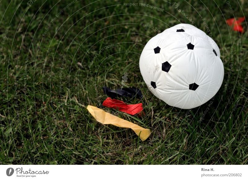 Aus die Maus Freizeit & Hobby Sport Ballsport Verlierer Fußball Luftballon Fahne gold rot schwarz Gefühle Stimmung Frustration Misserfolg schlaff Rasen WM 2010