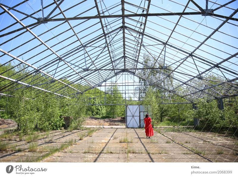 AST 10 | red on green under blue feminin Frau Erwachsene Mensch Schönes Wetter Pflanze Ruine Bauwerk Architektur Gärtnerei Tür Dach Kleid brünett gehen schön