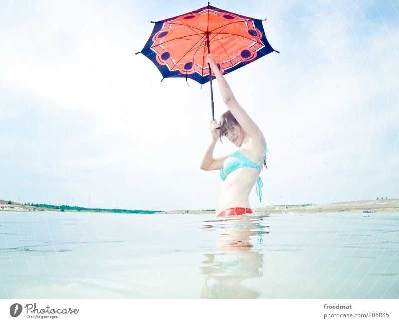 singin in the sunshine Mensch feminin Junge Frau Jugendliche Erwachsene Natur Landschaft nur Himmel Sommer Schönes Wetter Wärme Seeufer Teich Regenschirm blond