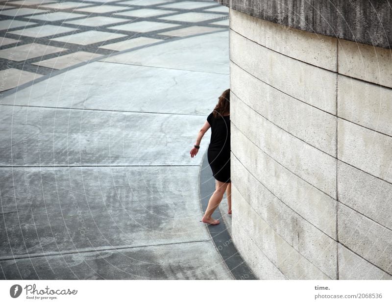 AST 10 | Abgang feminin Frau Erwachsene Mensch Platz Mauer Wand Fußgänger Wege & Pfade Kleid Barfuß brünett Stein gehen laufen Sicherheit Wachsamkeit Leben