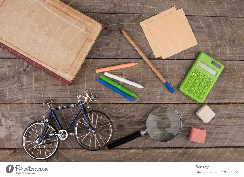 Zurück zu Schulkonzept - Schulbedarf auf dem hölzernen Schreibtisch Schule Tafel Kindheit Menschengruppe Buch Accessoire oben schwarz Farbe Rücken Hintergrund