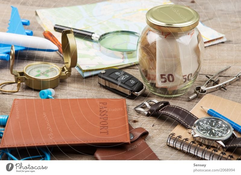 Jar mit Geld für eine Reise Lifestyle Ferien & Urlaub & Reisen Tourismus Ausflug Abenteuer Sommer Tisch Straße Flugzeug Accessoire Schreibstift Spielzeug Holz