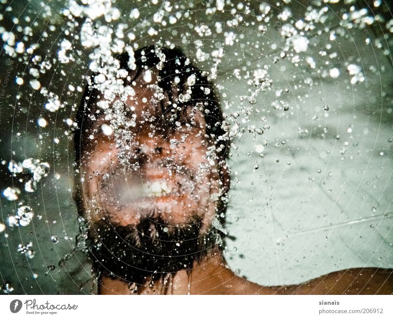 rotz und wasser Körperpflege Haare & Frisuren Gesicht Wellness Leben Mensch maskulin Mann Erwachsene Kopf Bart Wasser schwarzhaarig lachen Erfrischung kalt