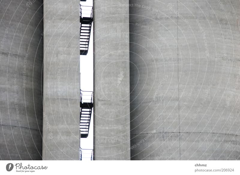 Platzangst Fabrik Architektur Silo Mauer Wand Treppe Beton Stahl bedrohlich Fuge Linie Durchblick vertikal parallel Schwarzweißfoto Außenaufnahme Menschenleer